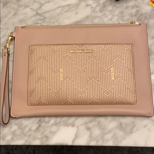 New with tag Michael Kors pouch wristlet pink cute